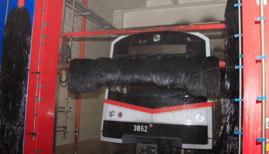 Außenreinigung eines U-Bahn-Zuges in der Waschanlage am Bahnhof Erdberg.