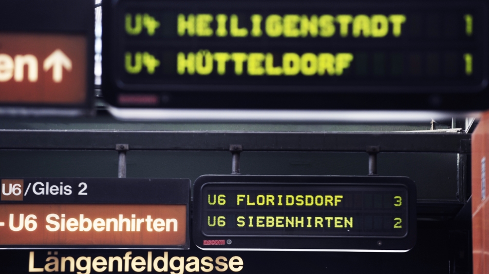 Anzeigen der Linien U4 und U6 in der Station Längenfeldgasse.