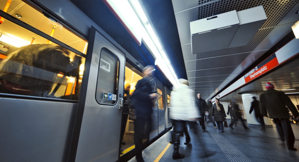 U-Bahn Zug der Linie U3 in Fahrtrichtung Simmering beim Halt Station Stephansplatz.