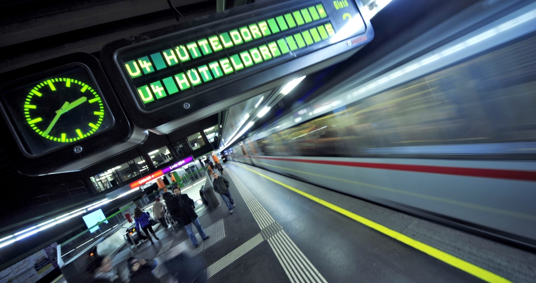 U-Bahn Zug der Linie U4 bei der Abfahrt aus der Station Karlsplatz.