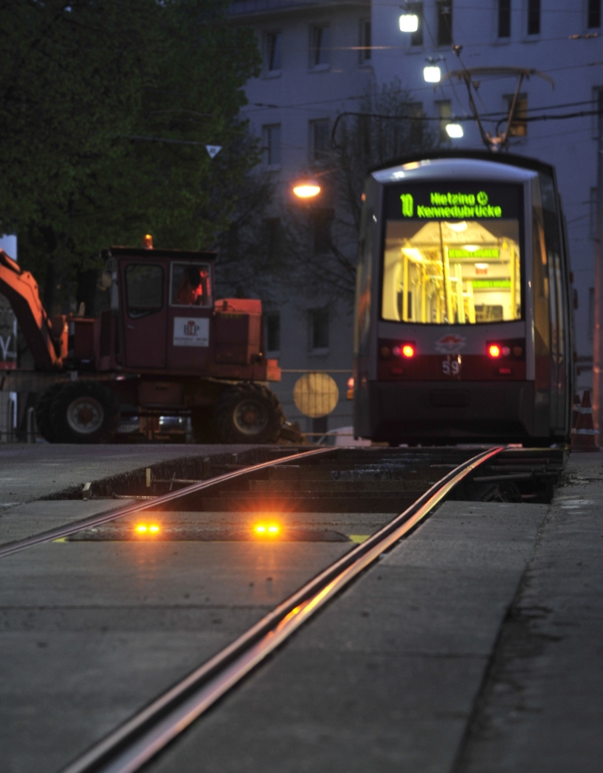 Zur Sicherung des Baustellenbereichs in der Güpferlingsstraße im 17. Wiener Gemeindebezirk `kommen erstmals sogenannte 'Lane-Lights zum Einsatz.