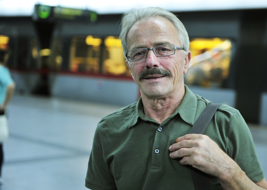 Senior in der Station Westbahnhof der U6.