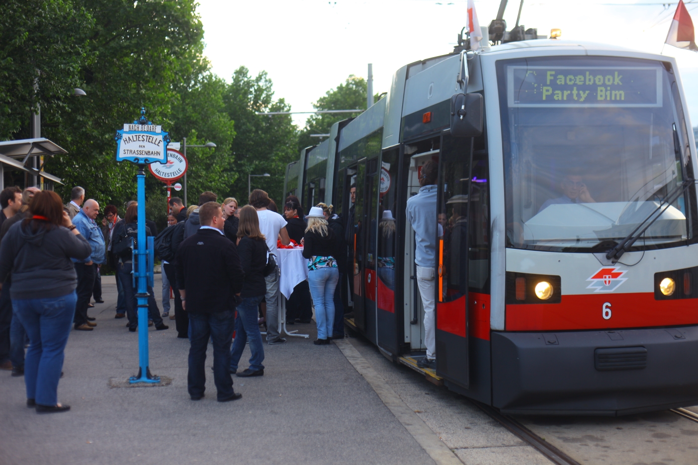 Die Wiener Linien verlosten über ihre Facebook-Seite eine Bim-Party für 60 Personen. Am 28. Mai 2011 stieg die dreistündige Party. In einer zu Party-Bim umgestalteten Niederflur-Straßenbahn ging es bei Musik und guter Laune durch Wien.