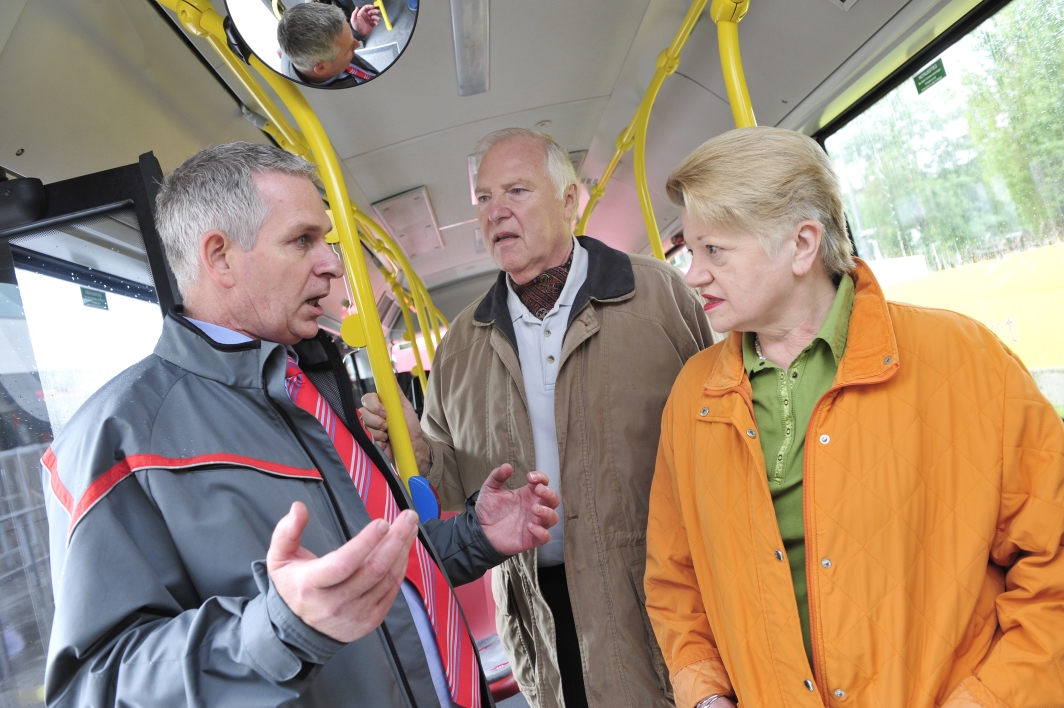 Der Sicherheitstag der Wiener Linien mit unterschiedlichen Themen bei der Station Stadion. Hinweise für ältere Fahrgäste für die sichere Benutzung der Autobusse.