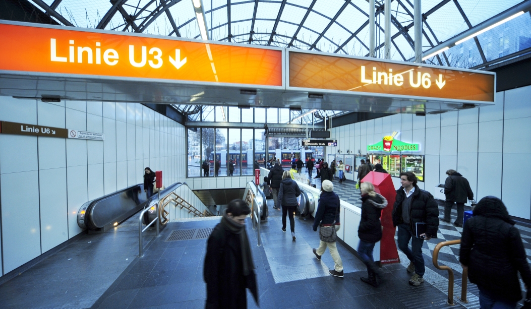 Station Westbahnhof, Aufgang der Linie U6 zu den Haltestellen der Straßenbahnen.