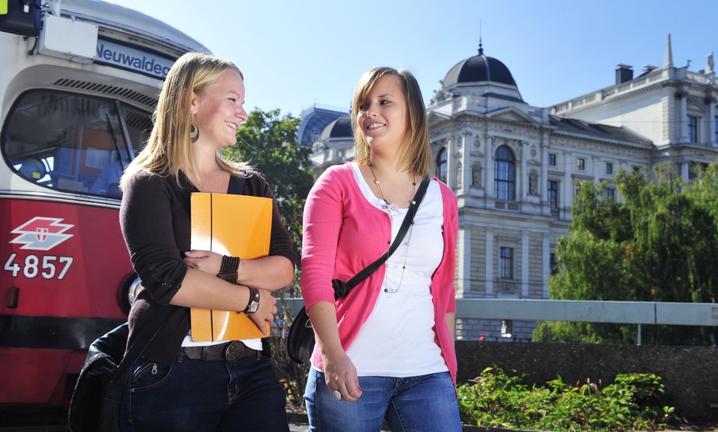 Studentinnen mit Straßenbahn im Bereich Schottentor / Universität.