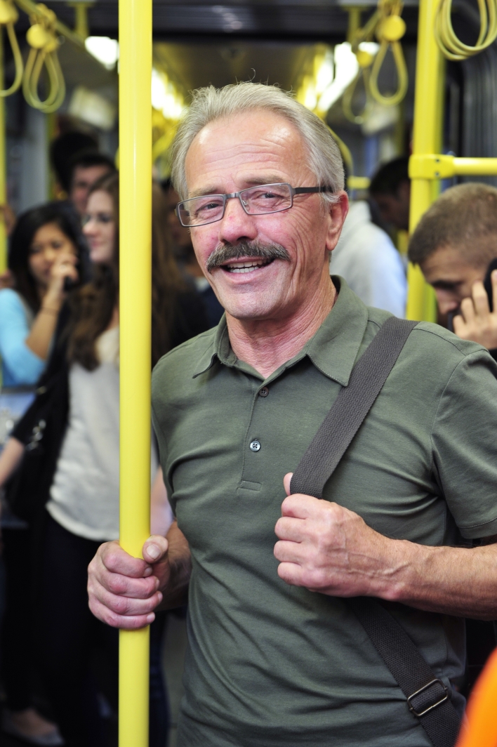 Senior stehend in einem Zug der U6.