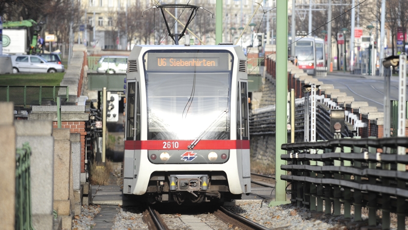 U-Bahn Zug der Linie U6 auf offener Strecke nahe der Station Gumpendorfer Straße.