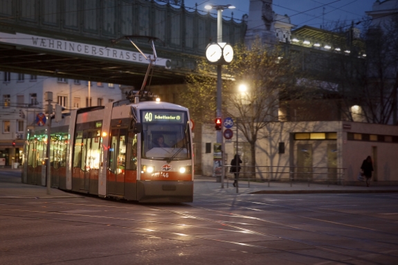 Straßenbahn der Type ULF auf der Linie 40 in Fahrtrichtung Schottentor.