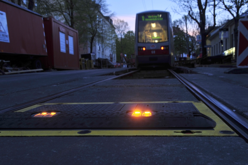 Zur Sicherung des Baustellenbereichs in der Güpferlingsstraße im 17. Wiener Gemeindebezirk `kommen erstmals sogenannte 'Lane-Lights zum Einsatz.