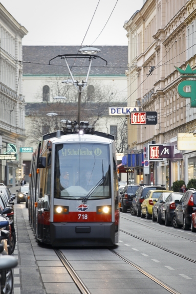 Straßenbahn der Type ULF auf der Linie 41 im Einsatz.