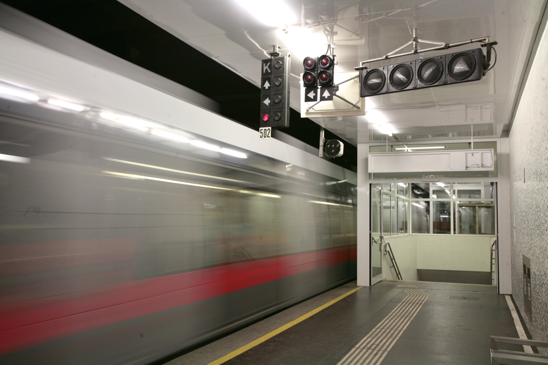 Station Matzleinsdorferplatz in der Ustrab, aussfahrender Zug ,Ulf aber verwischt mit Signalanlage und Abgang