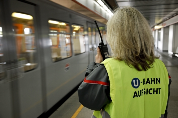 U-Bahn-Aufsicht beim Einsatz in einer U-Bahn-Station.