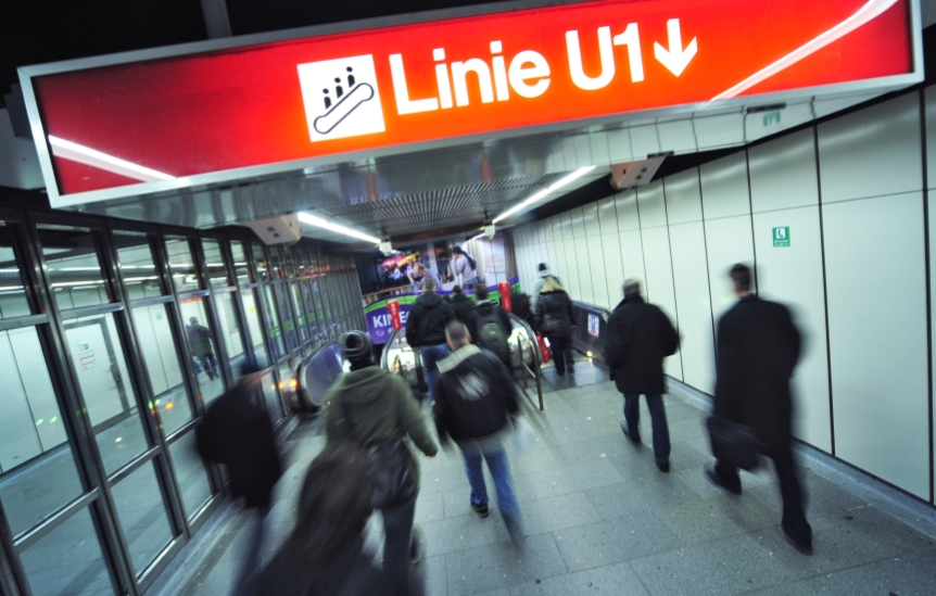 Fahrgäste der Wiener Linien auf dem Weg vom Bahnsteig der U3 zur Linie U1 in der Station Stephansplatz.