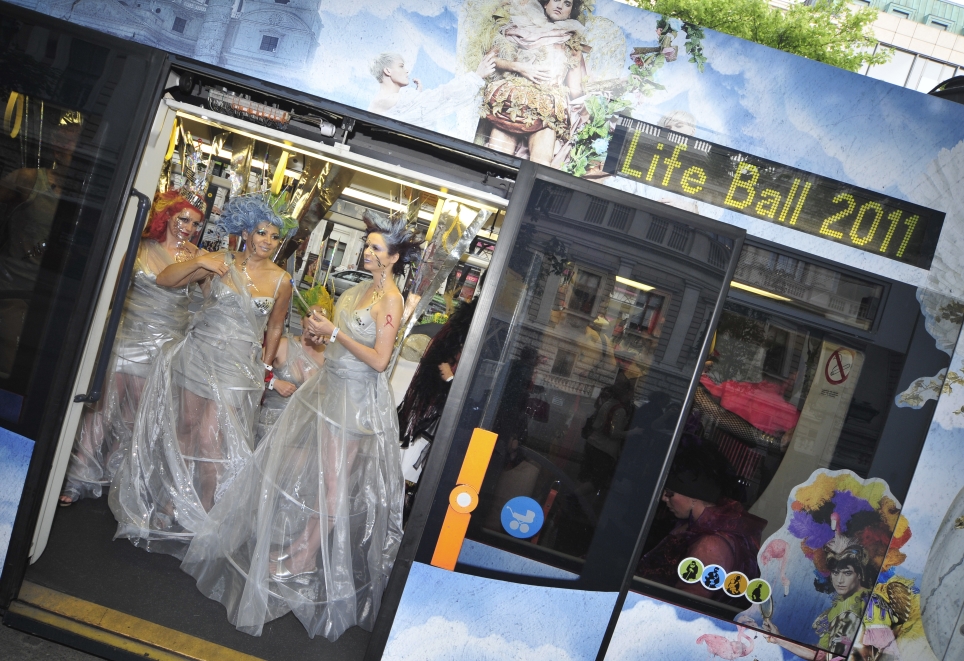 Mit einer eigens für den Life Ball 2011 gestalteten Straßenbahn des Typs ULF werden auch heuer wieder illustre Gäste über die Ringsstrasse zum Rathaus chauffiert.