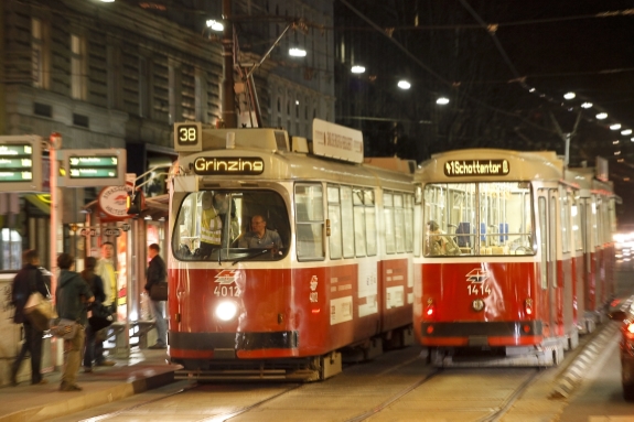 Zwei Straßenbahnen-Garnituren der Linien 38 und 41 bei Nacht.