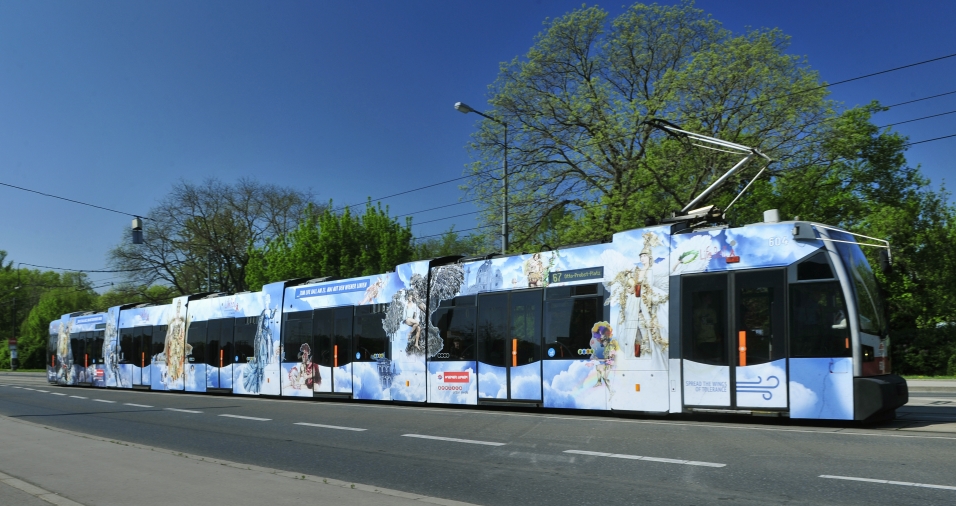 Eine eigens zum Life Ball gestaltete Strassenbahn des Typs ULF verkehrt seit heute.