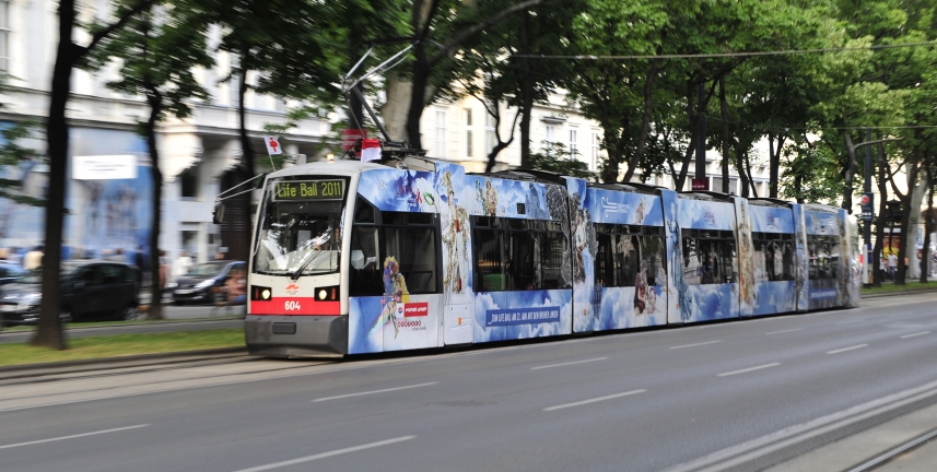 Mit einer eigens für den Life Ball 2011 gestalteten Straßenbahn des Typs ULF werden auch heuer wieder illustre Gäste über die Ringsstrasse zum Rathaus chauffiert.