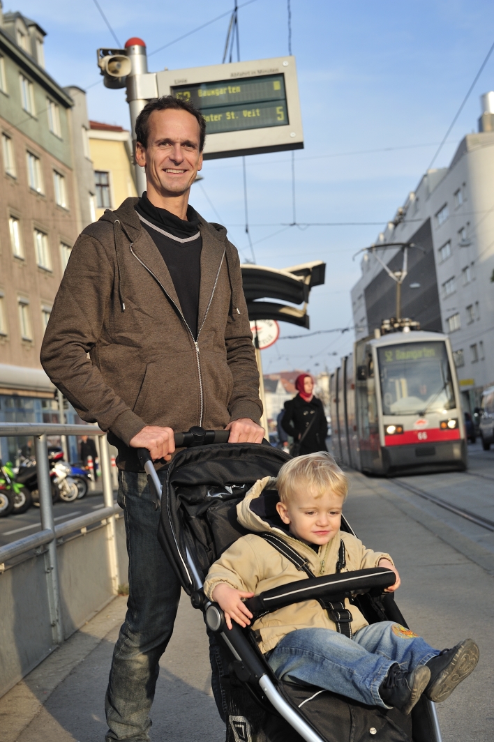 Barrierefreie Fahrt mit der Niederflurstraßenbahn. Info-Anzeigen an den Haltestellen kündigen an, wann die nächste Niederflurstraßenbahn kommt.