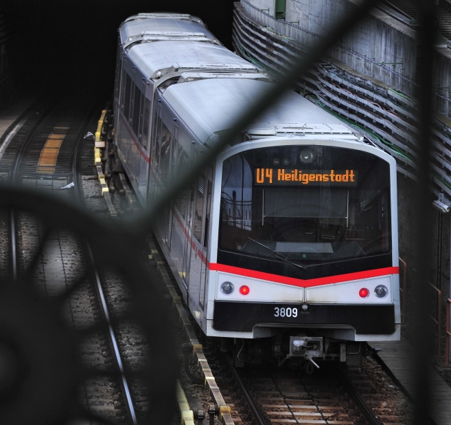 U-Bahn Zug der Linien U4 in Heiligenstadt nahe der Station Längenfeldgasse.