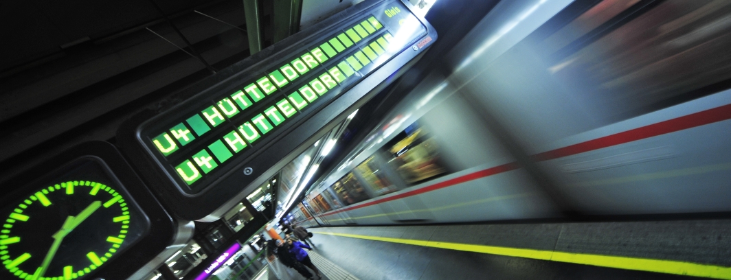 U-Bahn Zug der Linie U4 bei der Abfahrt aus der Station Karlsplatz.