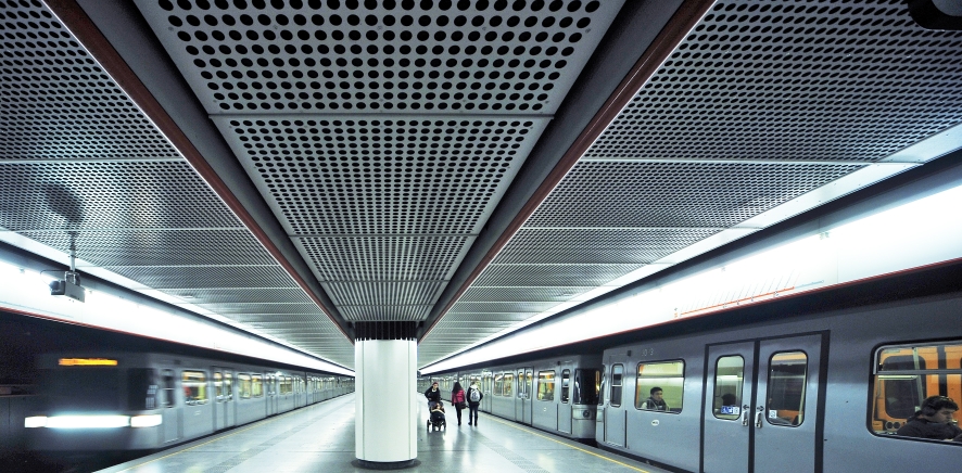 U-Bahn Züge der Linie U3  beim Halt in der Station Johnstraße.