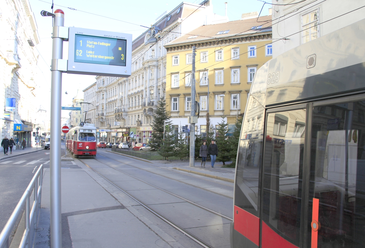 Station Paulanergasse Neue Haltestellenanzeige für die Linien1 und 62 im Hintergrund ein Ulf der Linie 1