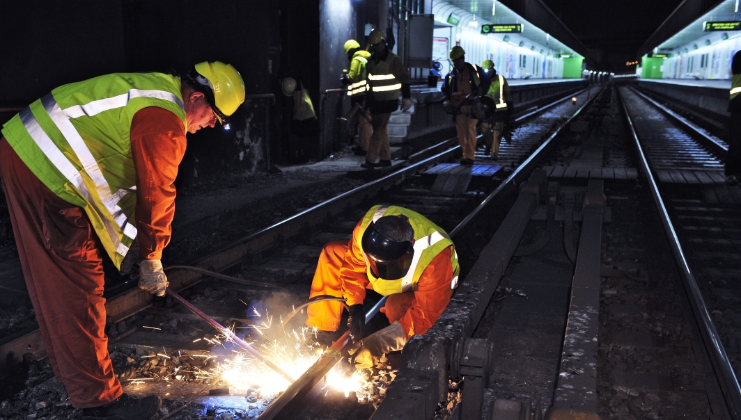 Nächtliche Instandhaltungsarbeiten entlang der Linie U4, nahe der Station Unter St. Veit.