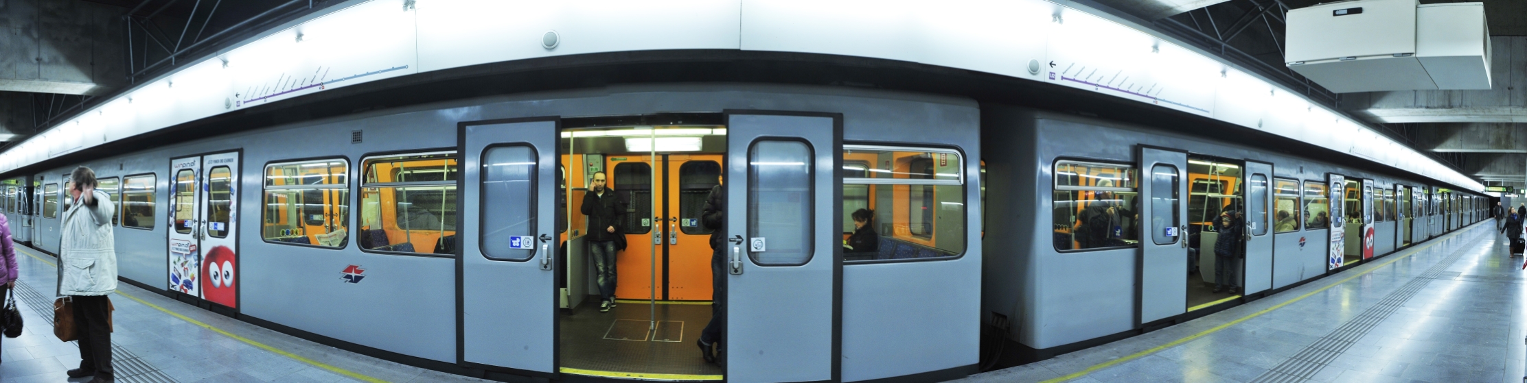 Silberpfeil beim Halt in der Station Praterstern, Fotomontage.