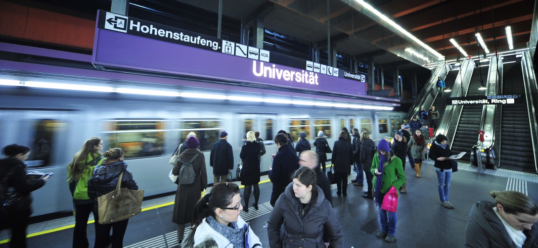 Silberpfeil bei der Einfahrt in die Station Schottentor