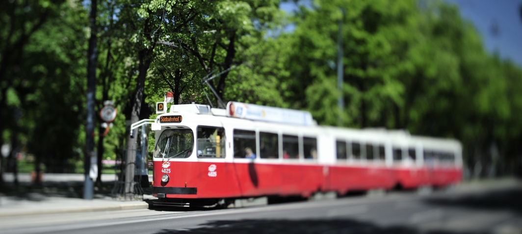 Straßenbahn der Linie D auf der Ringstraße.