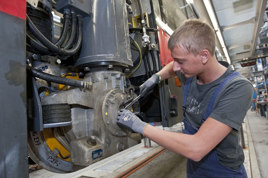 Arbeiter in der Hauptwerkstätte der Wiener Linien in Simmering