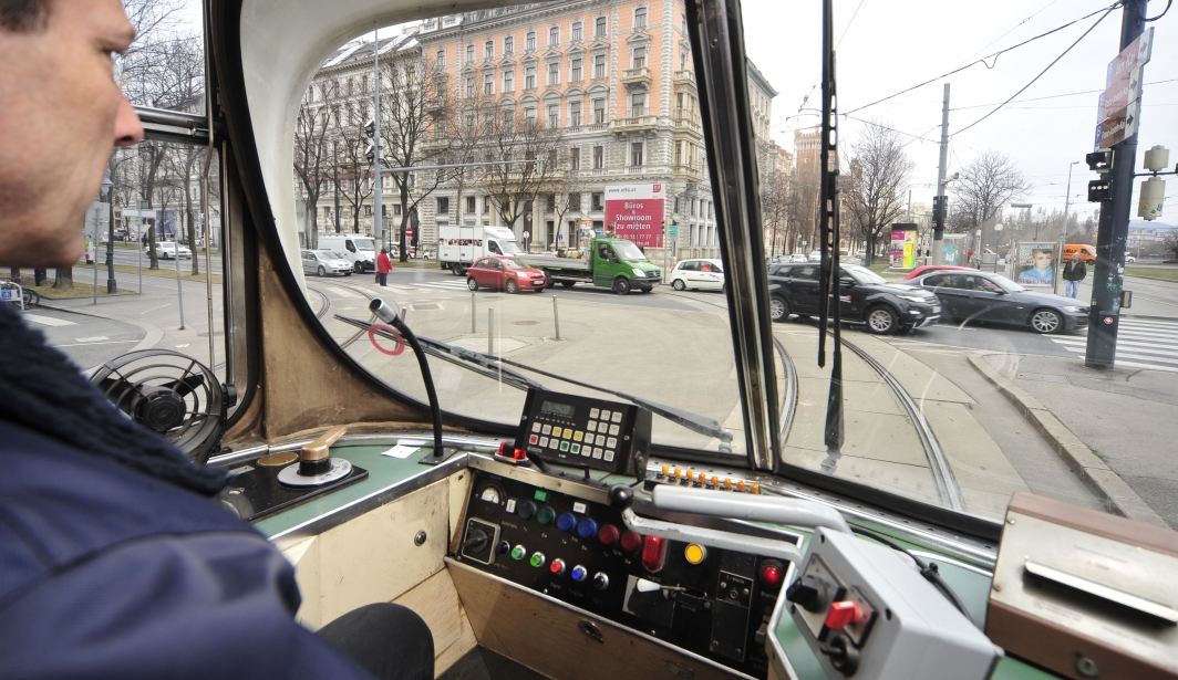 Verkehrsituation aus Sicht eines Straßenbahnfahrers.