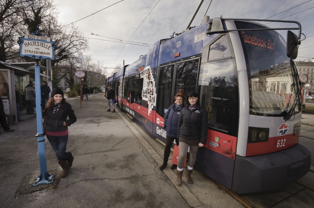 Fototermin mit den zwei Facebook-Bims und der Facebook Community am Bahnhof Favoriten.