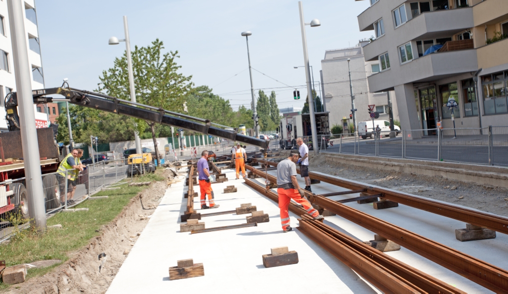 Bauarbeiten Verbindungsstrecke Tokiostraße in Kagran, Erste Schienen werden gebracht und verlegt, Juni 2012