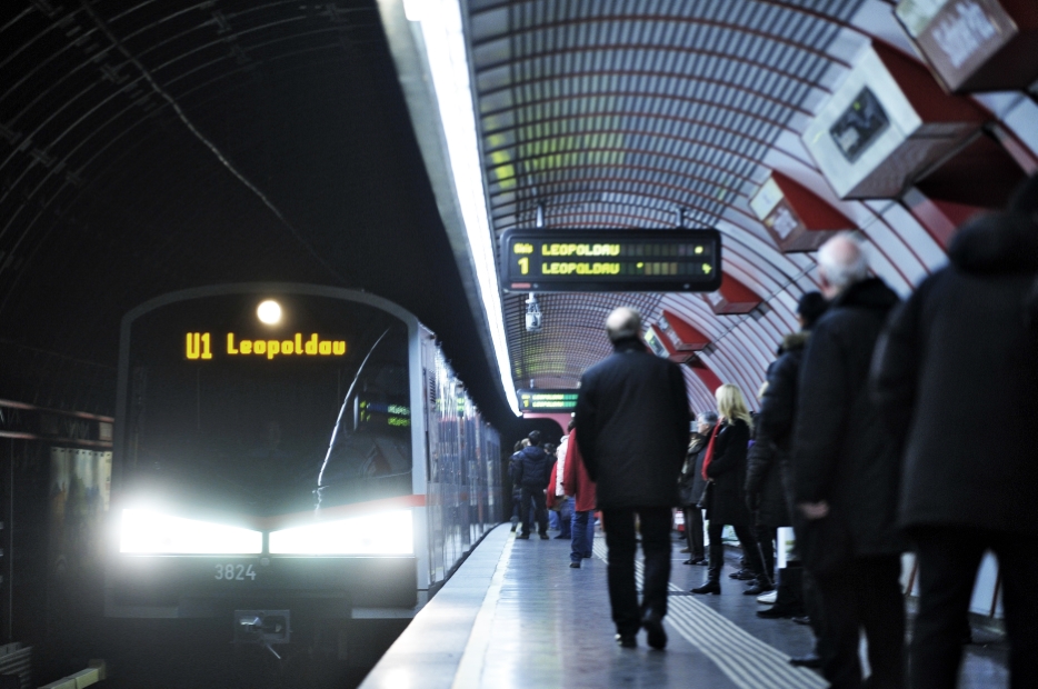 U-Bahn Zug der Linie U1 in der Station Hauptbahnhof.