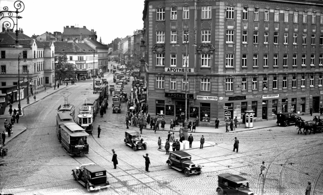 Straßenbahnzüge der Linie 37 und 38 bzw. Einlagezug Type G2 mit Beiwagen p2  in der Nußdorferstraße Kreuzung  Währingergürtel um 1922