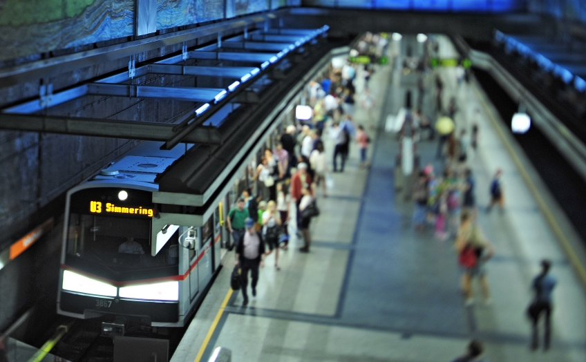 U-Bahn Zug der Linie U3 in der Station Volkstheater.