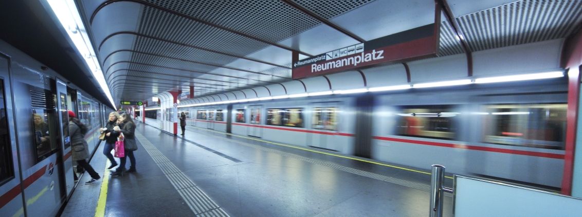 U-Bahn Zug der Linie U1  in der Station Reumannplatz.