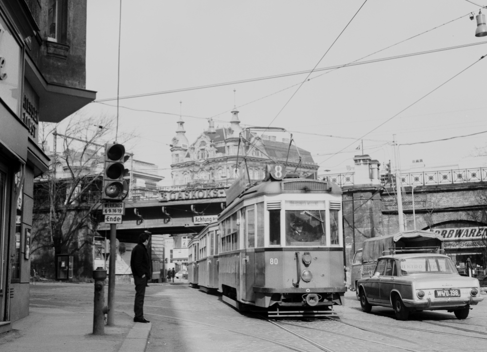 Straßenbahn Dreiwagenzug  der Type B-b-b , Linie 8  Gürtel, Sechshauserstraße , im Hintergrund Stadtbahnbögen, August 1969