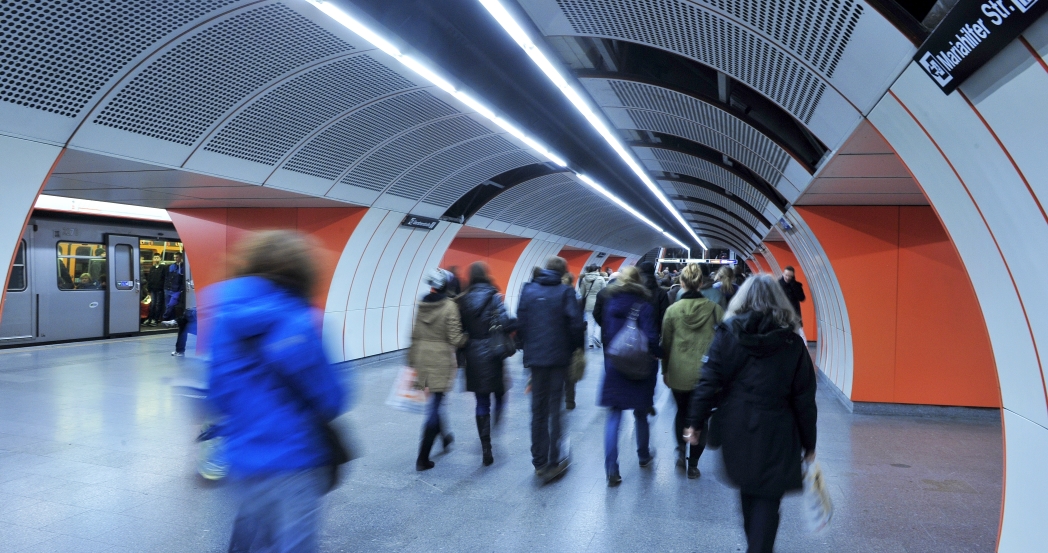 Fahrgäste in der U3-Station Westbahnhof.