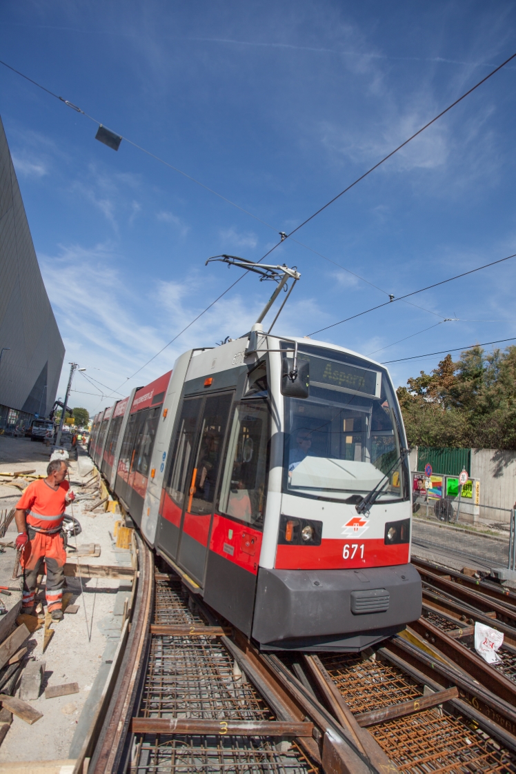 Bauarbeiten Verbindungsstrecke Tokiostraße in Kagran in der Donaufelderstraße, Zug der Linie 26 passiert die neue Weiche, August 2012