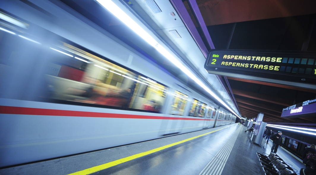 V-Zug bei der Einfahrt in die Station Schottentor