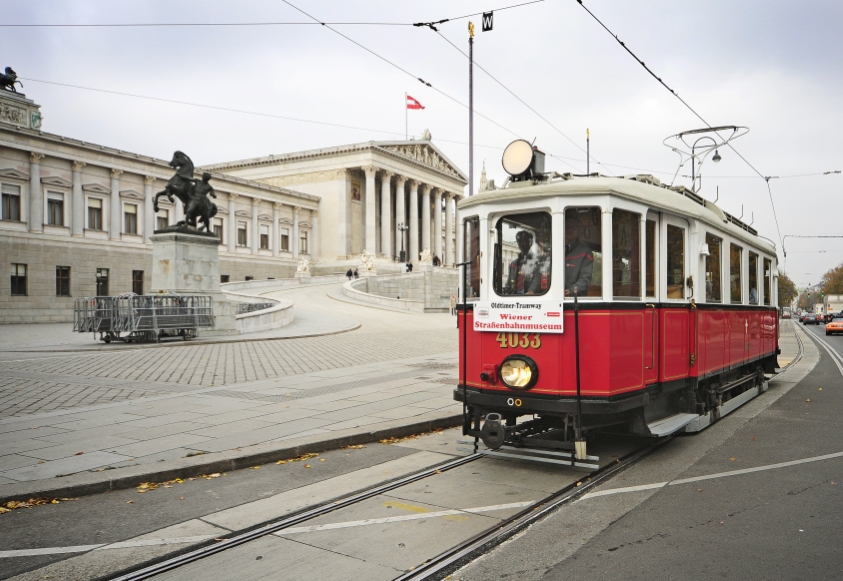 Am 25. und 26. Oktober beteiligen sich auch die Wiener Linien am Wiener Sicherheitstag auf dem Rathausplatz. Zwei Oldtimer-Garnituren der Straßenbahn laden zu einer nostalgischen Fahrt auf der Ringstraße.