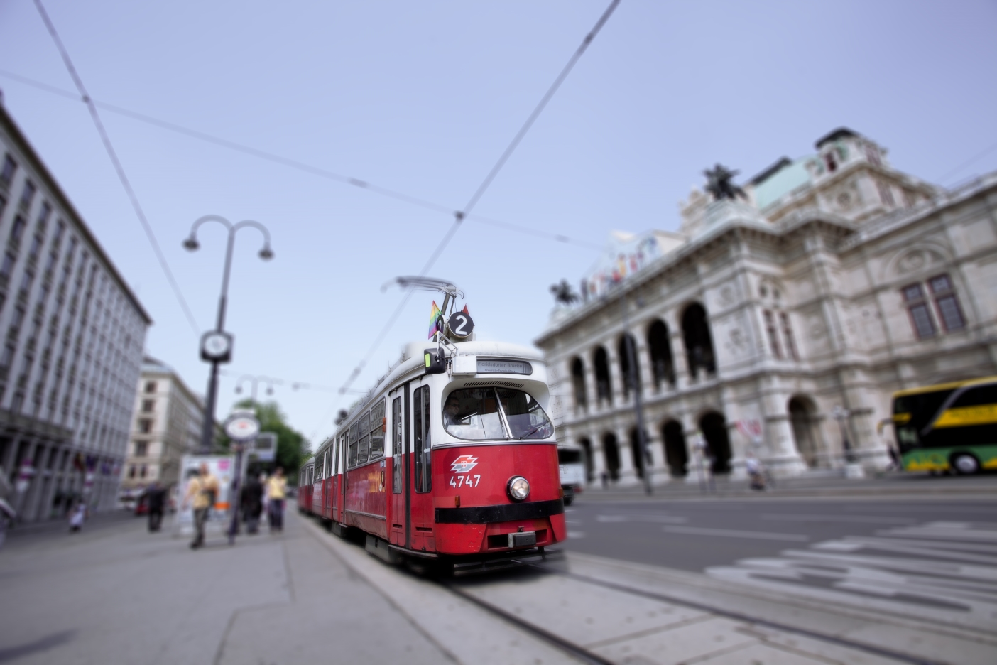 Linie 2 am Kärntnerring in der Station vor der Oper mit der Type E1-c4, Mai 2012