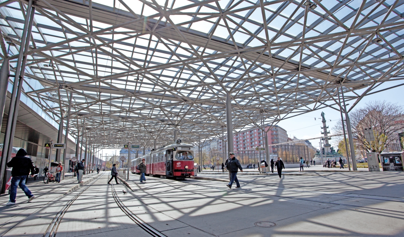 Linie 5 Bereich Praterstern mit Zug der Type E1-c4  Frühling 2012