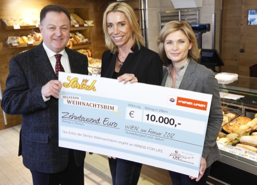 Geschäftsführer Eduard Winter überreicht mit Irene Ströck einen Spendenscheck über 10.000 Euro aus dem Erlös der Ströck-Weihnachtsbim 2011 an Anita Gerhardter von der Wings for Life-Stiftung für Rückenmarksforschung.