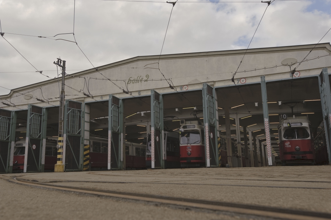 Straßenbahnen im Bahnhof Favoriten.