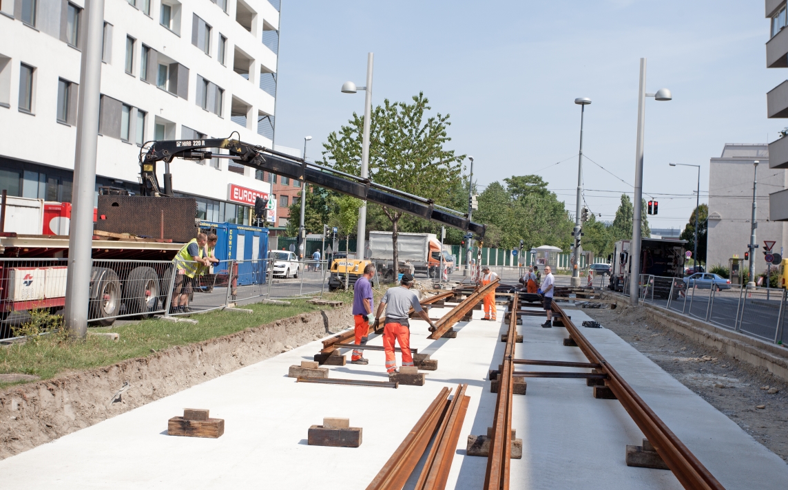 Bauarbeiten Verbindungsstrecke Tokiostraße in Kagran, Erste Schienen liegen, Juni 2012