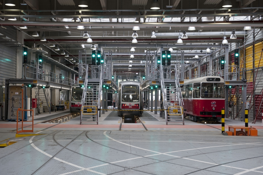 In der Hauptwerkstätte der Wiener Linien in Simmering. Wartungshalle für Straßenbahnen.